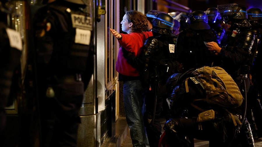 Vladivoscope's tweet photo. Plus d'un #millier de personnes ont été #arrêtées en #France lors des émeutes d'hier soir.
https://t.co/nElgEjk8Fd https://t.co/bQbUjWHUJj