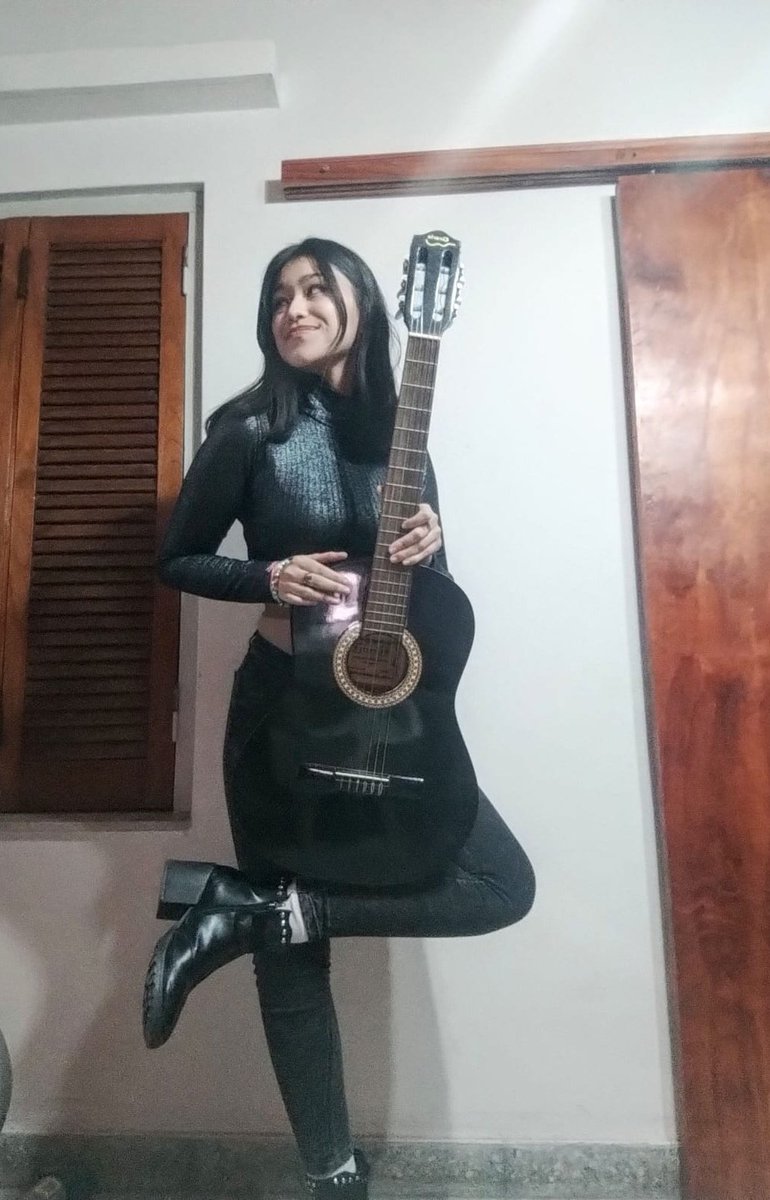 IsabelBlan94025's tweet photo. #estefinde Saludos desde la Plata!! Muy buen programa!!! Ella es Aldy Cabral mi hija !! Es una artista emergente en la  música!! Es cantautora!   Guitarrista y cantante!! Su primera canción es Trampita de Amor 💌 https://t.co/8SwSgJmUAe