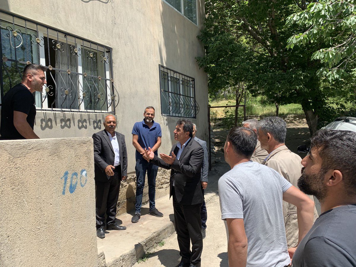 Tuşba ilçe örgütlerimiz öncülüğünde bayramlaşma ziyaretlerimiz sürüyor. 

DBP il eş başkanımız Harun Okay,Tuşba ilçe Eş Başkanlarımız ,milletvekilimiz Mahmut Dündar ve il ilçe yöneticilerimizin olduğu heyet halkımızla bayramlaşma ziyaretlerini sürdürüyor.