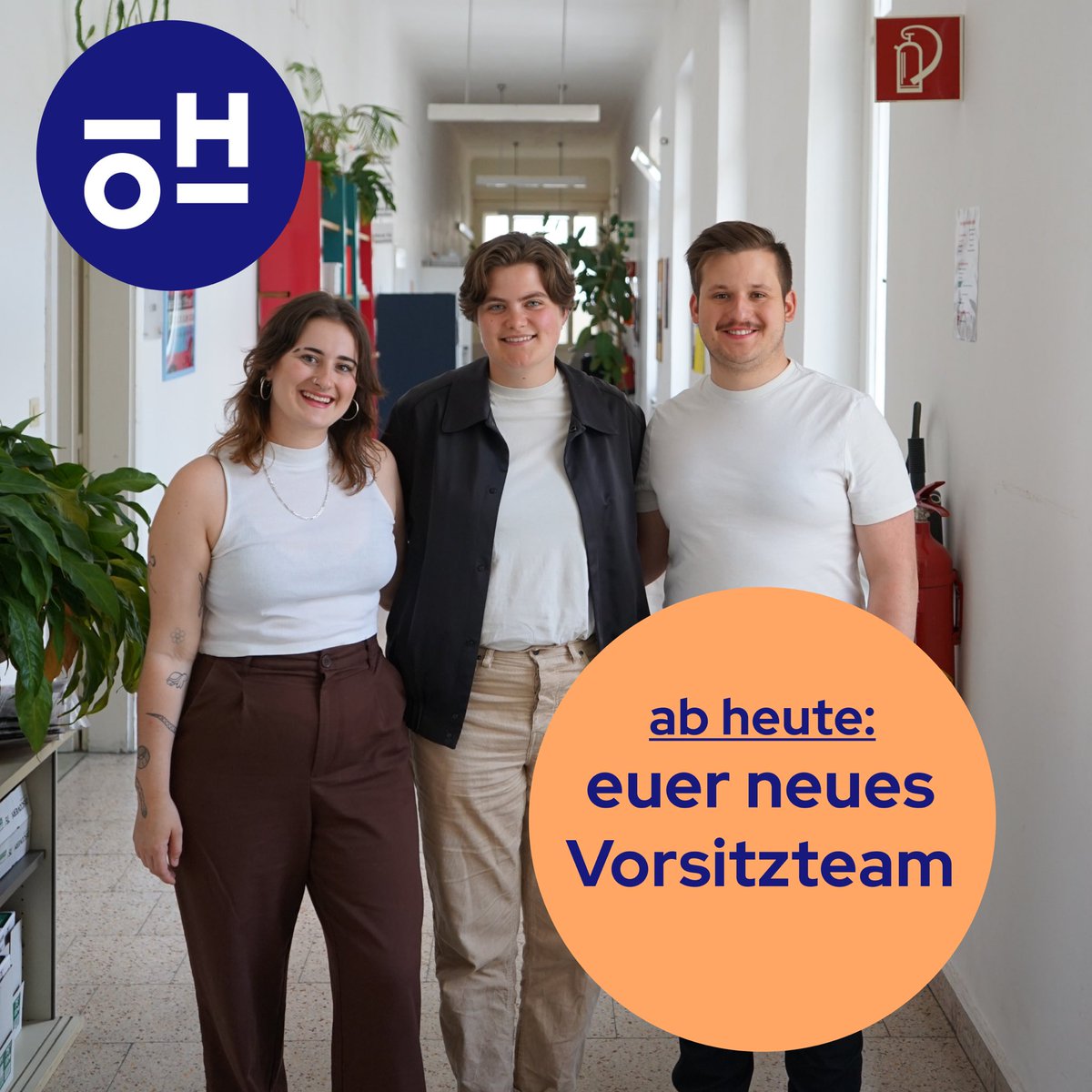ÖH - Österreichische Hochschüler_innenschaft (@bundesoeh) on Twitter photo Die ÖH hat ein neues Vorsitzteam!
Ab heute sind <a href="/ninamths/">Nina Mathies</a>, <a href="/SarahRossmann1/">Sarah Rossmann</a> und <a href="/s_neuhold/">Simon Neuhold</a> offiziell im Amt und freuen sich, in den kommenden zwei Jahren eine laute und kämpferische Vertretung für alle Studierenden zu sein. #oeh Die ÖH hat ein neues Vorsitzteam!
Ab heute sind <a href="/ninamths/">Nina Mathies</a>, <a href="/SarahRossmann1/">Sarah Rossmann</a> und <a href="/s_neuhold/">Simon Neuhold</a> offiziell im Amt und freuen sich, in den kommenden zwei Jahren eine laute und kämpferische Vertretung für alle Studierenden zu sein. #oeh