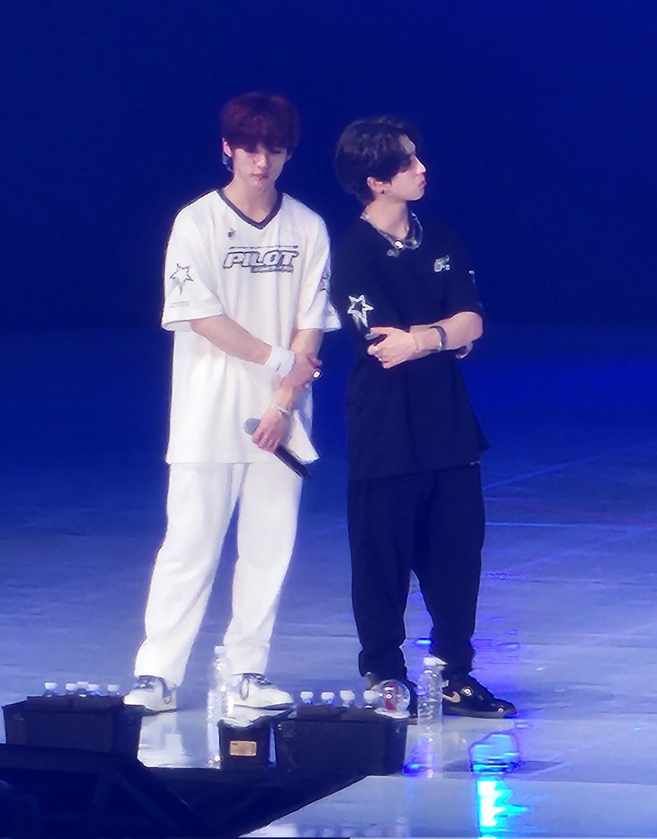 lqlO27E_1's tweet photo. 자석 https://t.co/mB4pEJDIr1