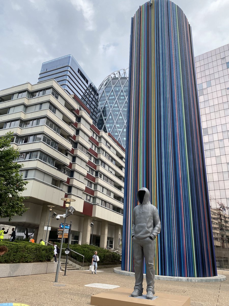 malapart's tweet photo. #EnflânantàParis c’est le quartier de #LaDéfense que je viens de voir. Quel musée superbe en plein air! Il y a beaucoup de nouvelles statues d’art, comme: https://t.co/Ry0B2VQ4cL