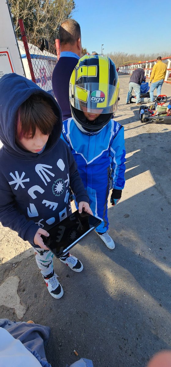 soditaconhielo's tweet photo. Daft Punk #Kartodromo https://t.co/kAqyFgTHrT