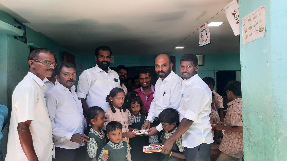 Muthupandi003's tweet photo. தமிழக மக்கள் முன்னேற்ற கழகம்
இளைஞரணி தலைவர் #மருத்துவர் 
#ஜா_வியங்கோபாண்டியன் அவர்கள் பிறந்தநாளில்
 #மணிவாசகர்_நடுநிலை பள்ளியில் உள்ள மாணவ மாணவிகளுக்கு,
நெல்லை மாநகர இளைஞரணி செயலாளர் 
#சிவந்தி_ஆ_முத்துப்பாண்டி தலைமையில்
நோட்டு புத்தகங்கள்
இனிப்புகள் வழங்கி கொண்டாடப்பட்டது.. https://t.co/EApgl5DjKm