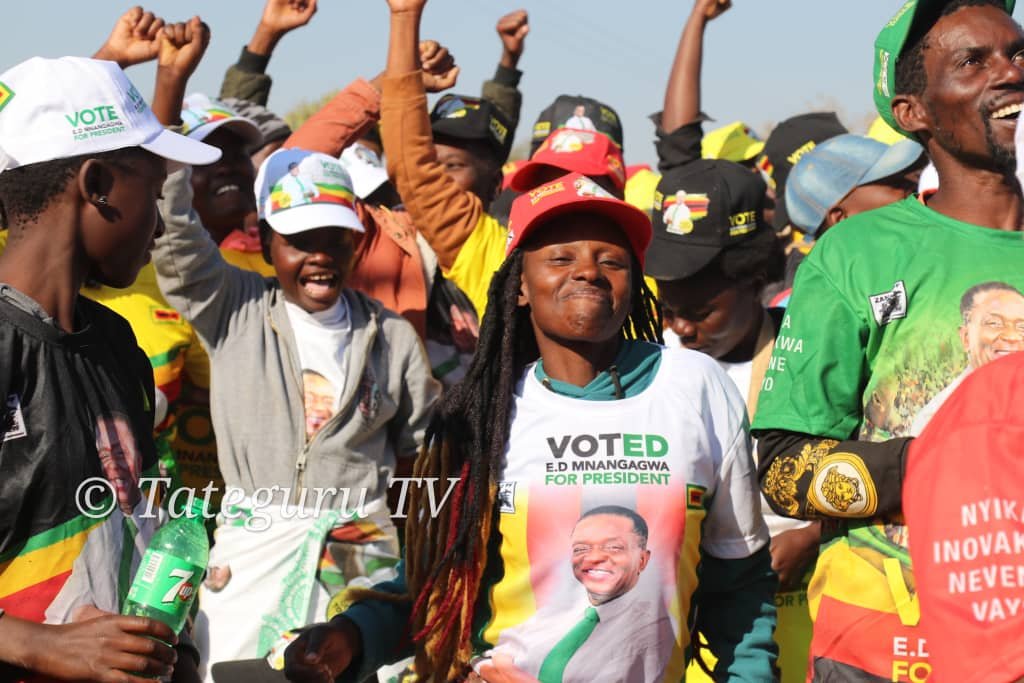 PaidamoyoMutsv1's tweet photo. ZanuPF supporters in Bulilima today, happy faces! π
Musangano huchi uyu.
#EDhasMostVotes https://t.co/UTGlS9Rb87