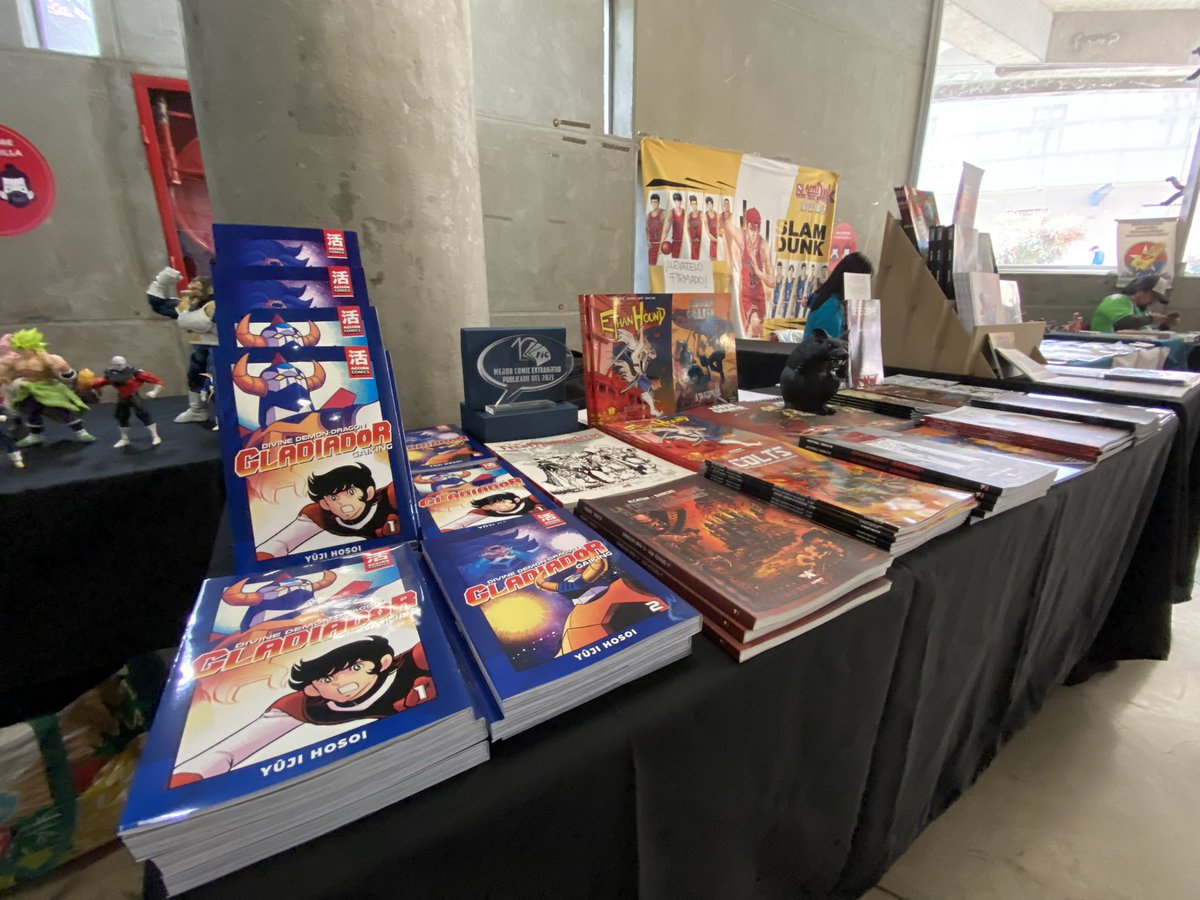 💥ESTE FIN DE SEMANA💥 Te esperamos hoy y mañana con novedades y ofertas en la Biblioteca de Santiago, en el evento “SÚPERFAM”, que en su nueva versión viene con comunidades de sagas, ilustradores, coleccionistas, cosplayers, tiendas, editoriales, firma de libros, charlas y las