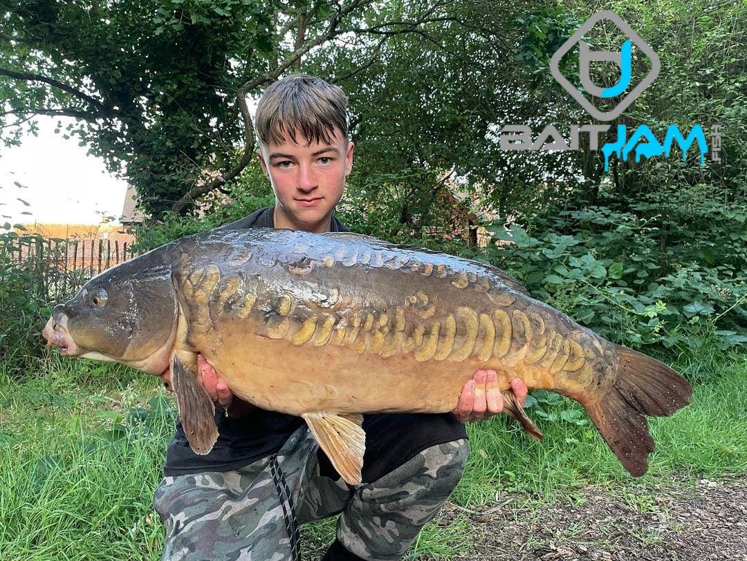 🔥Tom caught this 26lb linear using Krill Critter Boilie topped with a Pink Fluoro Pop Up and a scattering of Krill Critter Boilie, great angling! 

#baitjam #teambaitjam #linearmirror #carp #fishing #angling #krillcritter #fluoropopup #boilie