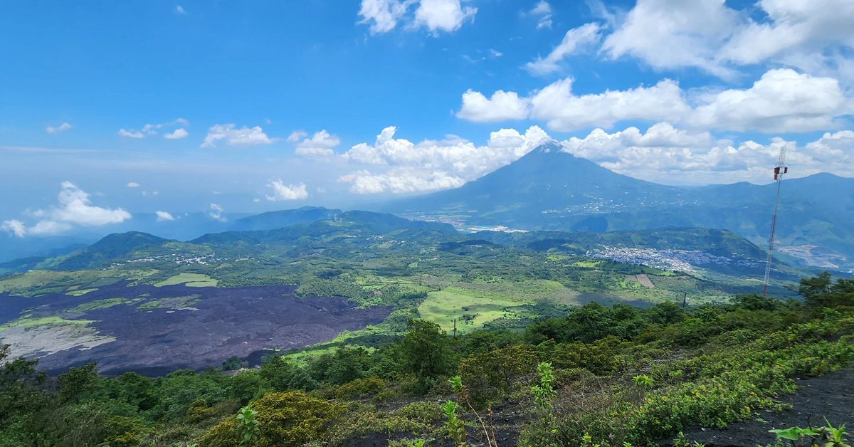 Tsquare_24's tweet photo. 7,500 ft hike to #PacayaVolcano ⛰️ what a view! #Guatemala 🇬🇹 #Travel #SimplePhysics #hiking https://t.co/LnLxLGuZZr