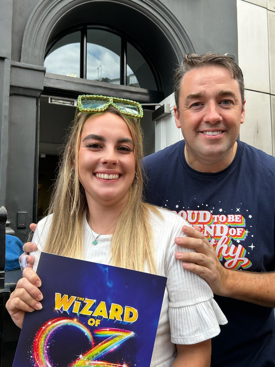 shannonxxmay's tweet photo. @JasonManford is probably one of the best actors i’ve ever watched. Don’t think i’ve ever laughed so much during a show before. Generally couldn’t have chose a better man for the role. Has incredible talent and was also lovely to talk to ☺️🦁🌟 #WereOffToSeeTheWizard #WizardOfOz https://t.co/KKenhM1xOh