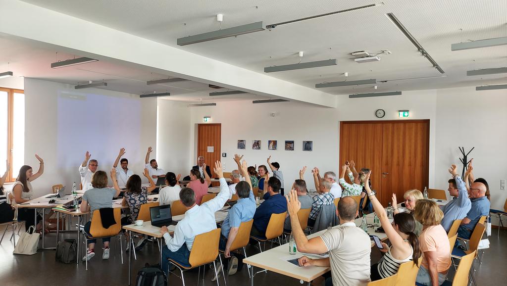 CSU Erlangen (@csu_erlangen) on Twitter photo Heute fand die konstituierendene Kreisausschusssitzung mit unserem neuen Kreisvorsitzenden <a href="/Hoeller/">Kurt Höller</a> statt. Wir sind auf jeden Fall bereit für die nächsten Jahre das beste für Erlangen zu erreichen. Heute fand die konstituierendene Kreisausschusssitzung mit unserem neuen Kreisvorsitzenden <a href="/Hoeller/">Kurt Höller</a> statt. Wir sind auf jeden Fall bereit für die nächsten Jahre das beste für Erlangen zu erreichen.