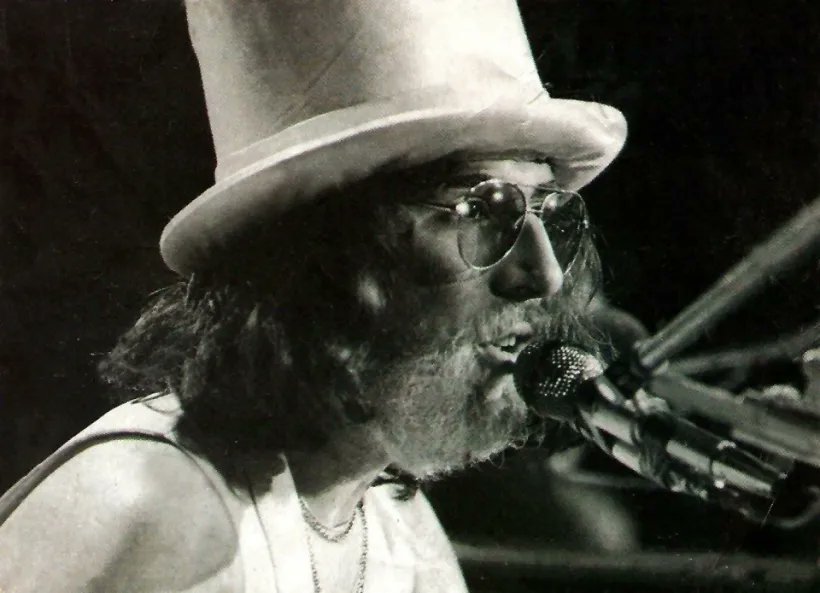 En agosto de 1975 Sui Generis se presentó en el cine Princess de Mvd y terminaron presos por cantar Botas locas y Juan Represión. Un mes mas tarde se despidieron con el recital Adiós Sui Generis. 
A 50 años del golpe vení a verla hoy a las 18.30 h
Charly aguanta como el 35mm 💪🩷