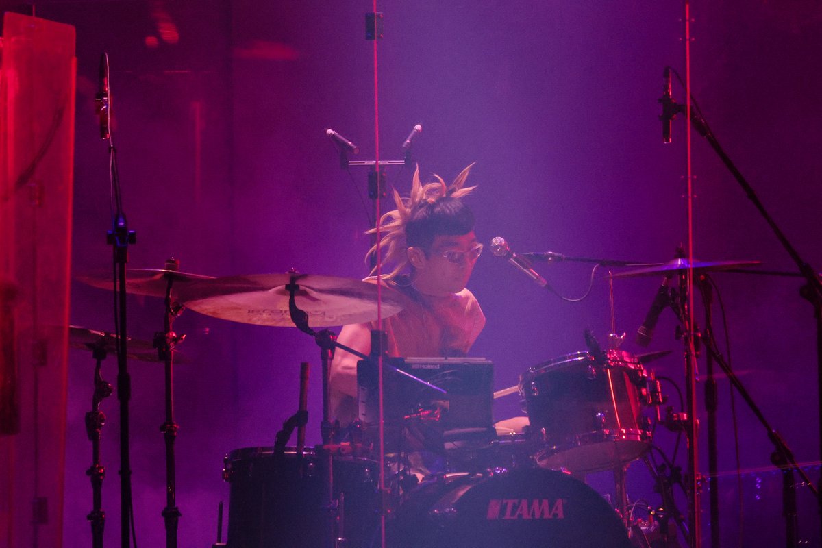 #金曲34典禮表演｜《King Gnu》

日本人氣樂團King Gnu將首次海外演出獻給金曲獎，2017年橫空出世至今，以獨樹一幟的風格樣貌，成為新世代呼風喚雨的搖滾天團。

節目中King Gnu以兩首展現溫柔旋律和節奏強烈鮮明對比的曲目，向觀眾傳遞樂團極具張力而色彩鮮明的音樂魅力。

#金曲34
#GMA34
#金曲2023