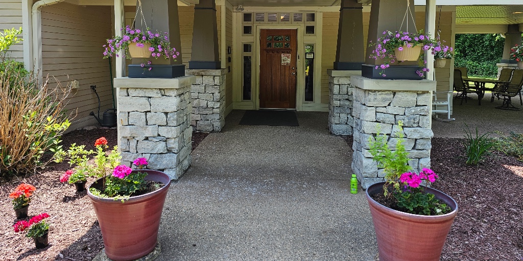 ConcordiaLM's tweet photo. Concordia of Wexford residents noticed some fresh color in their outdoor spaces. Kaelin Family Farm in Wexford donated six hanging baskets in memory of their loved ones as well as some geraniums. Learn more about this colorful community, visit https://t.co/LMFMAzs1gR. #Concordia https://t.co/D5PEVQ4TA0