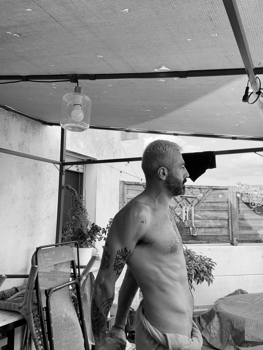 Bagnetto in piscina 😈💦
#gay #gayart #hot #summer2023 #man #hotman