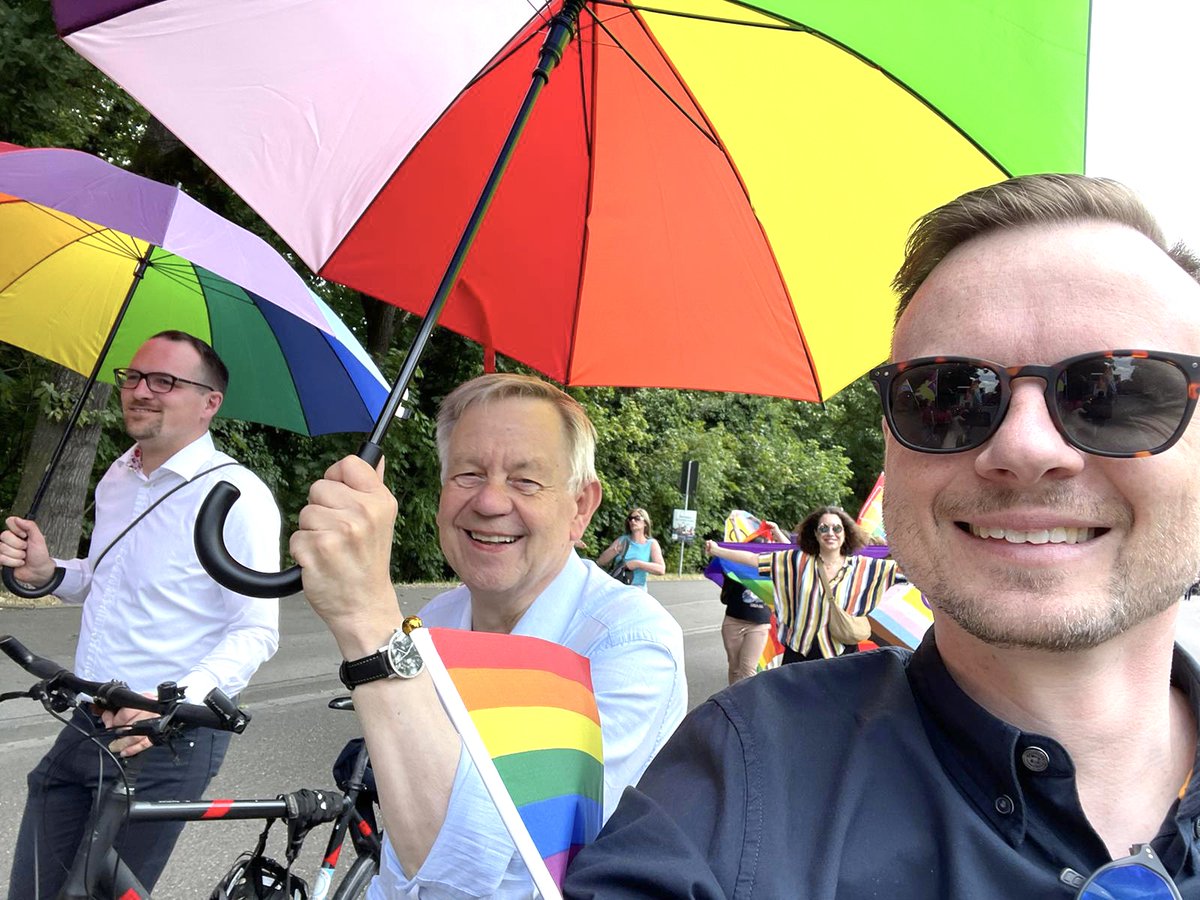 Mit Regenbogen-Regenschirm beim CSD Schwabach. Peter-Daniel Forster, Karl Freller und Peter Reiß. Ca. 500 vorwiegend junge Menschen zogen beim Festzug mit. Eine gelungene Veranstaltung!