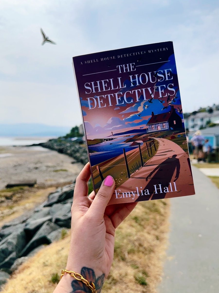 Happy publication day to this gorgeous book – think charming sleuths, an evocative sense of place (I could literally hear the sea) and a page-turning mystery that kept me up way past my bedtime! 🐚🌊 <a href="/EmyliaHall/">Emylia Hall</a> #TheShellHouseDetectives
