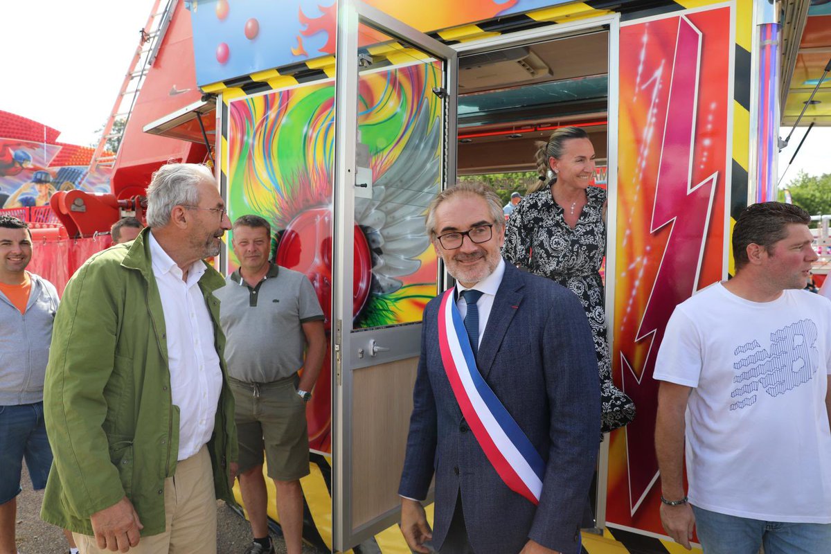 Arnaud_Pericard's tweet photo. La @FetedesLoges a officiellement ouvert ses portes ! J’inaugure cette 370e édition.

Cette année, la Fête des Loges soutient l’association « Ensemble pour eux ». Merci à Marie-Claire Restoux et Olivier Pages, marraine et parrain de l’association pour leur présence aujourd’hui. https://t.co/spu4iA0znI