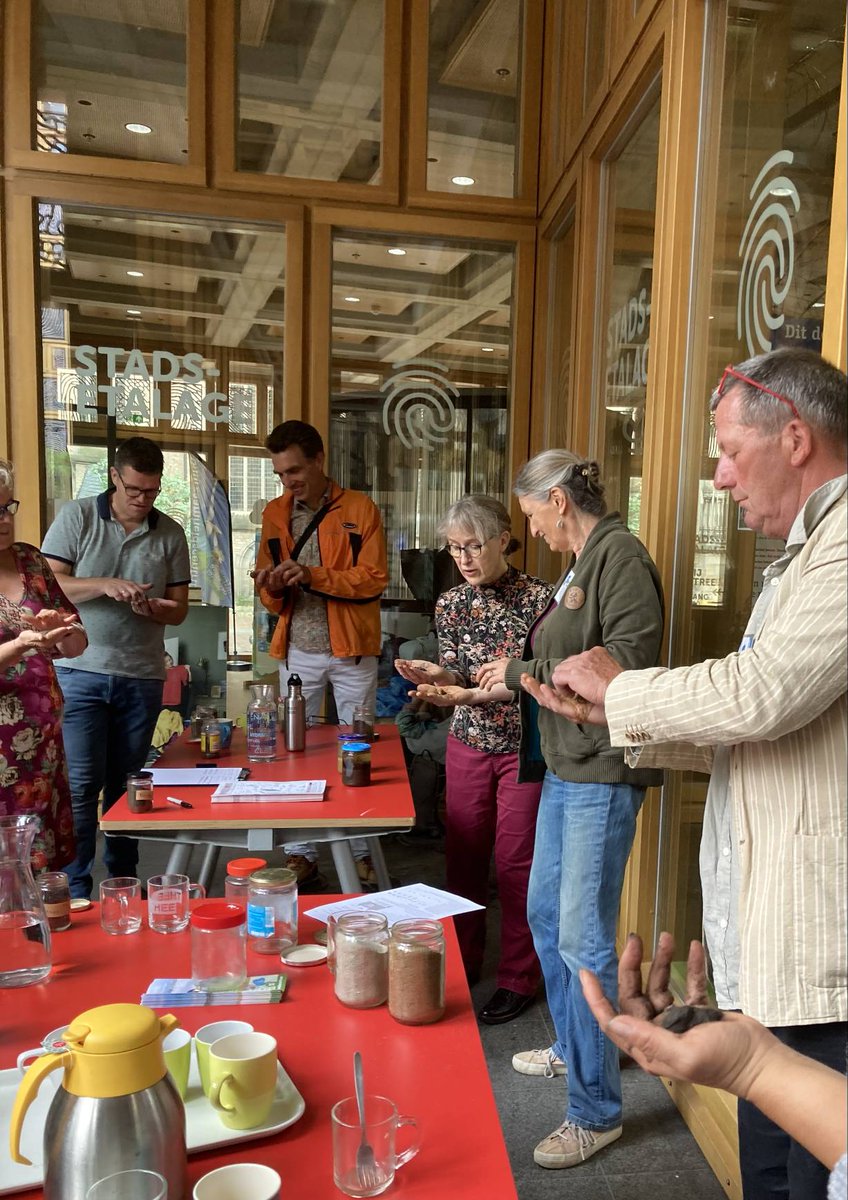 Vanmiddag hadden alle deelnemers van de Bodemworkshop een jampot met eigen grond mee. 🌱 <a href="/EstellaFranssen/">Estella Franssen 🇺🇦</a> van <a href="/Ulebelt/">De Ulebelt Deventer</a> leerde de deelnemers meer over de samenstelling van hun #bodem in hun #duurzaamheidtuin en hoe zij die kunnen verbeteren. Leuk om te zien dat er veel animo was!
