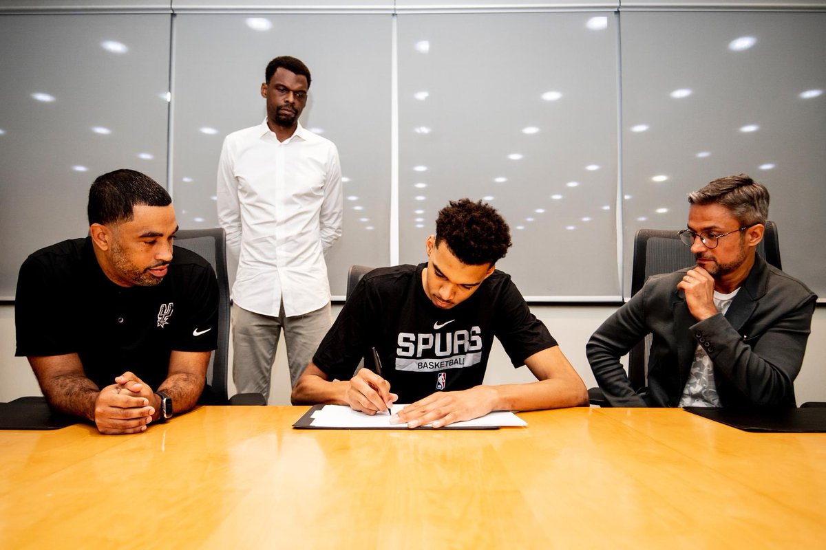 It’s official contract is signed 🔥🏀 Go Spurs Go