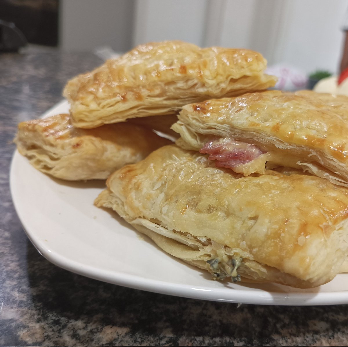 Hoy te enseñamos cómo preparar esta delicia 🤤 Pastelitos de Hojaldre con distintos tipos de relleno 🥟 los vas a amar 😋 <a href="/HiveFoodCm/">Hive Food</a>

#food #hive
 peakd.com/@dulcitosml/es…