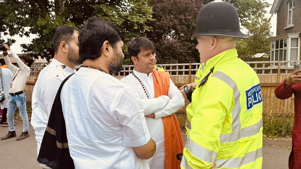 gurudevrkp's tweet image. Sat 1st July , Shri Madbhagwat Katha ( Pothi Yatra ) #procession from Siddhashram - to Harrow leisure Centre* #accompanied by HH Shri  #Rajrajeshwar #Guruji and Shri #Jignesh #Dada, Sergeant #Paul McCauley &amp;amp;team- #Harrow #Police ) #devotees sang hymns with devotional dances.