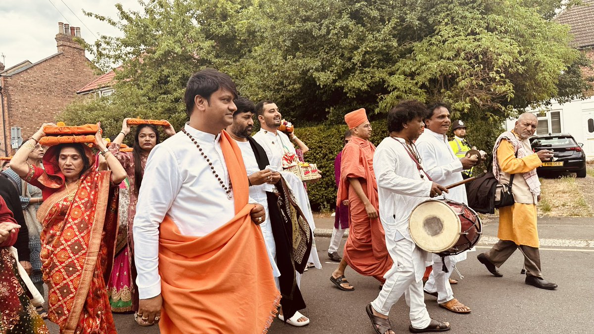 gurudevrkp's tweet image. Sat 1st July , Shri Madbhagwat Katha ( Pothi Yatra ) #procession from Siddhashram - to Harrow leisure Centre* #accompanied by HH Shri  #Rajrajeshwar #Guruji and Shri #Jignesh #Dada, Sergeant #Paul McCauley &amp;amp;team- #Harrow #Police ) #devotees sang hymns with devotional dances.