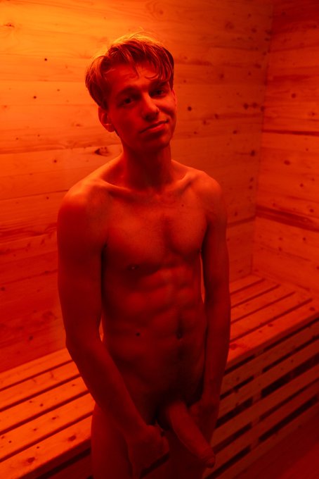 Wdym the pool is closed 🥺👉👈 https://t.co/WZLKjTz6E7