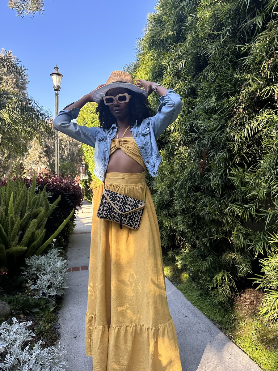 In praise of yellow.
How to greet Oshun.
Remembering the sweetness of being. 
A case study.