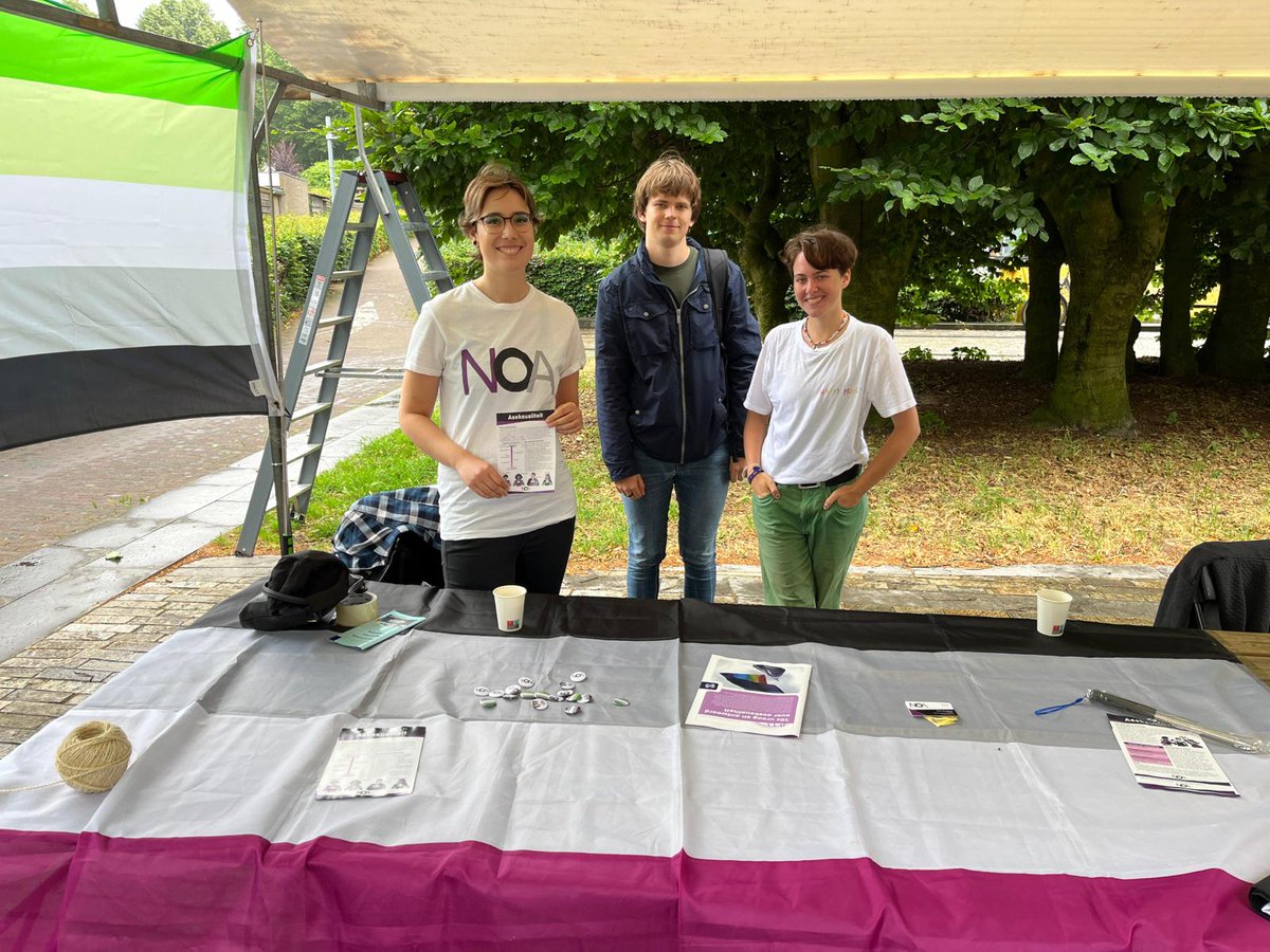 aseksualiteit's tweet photo. Vandaag stonden we op de infomarkt tijdens Ede Pride! Het was dan misschien slecht weer, maar er hing een fantastische sfeer! Bedankt @ede_pride voor de organisatie en bedankt iedereen die er was en een praatje is komen maken!
#EdePride #AcePrideNL #aseksualiteit #aromantiek https://t.co/GPhtLZtEBZ