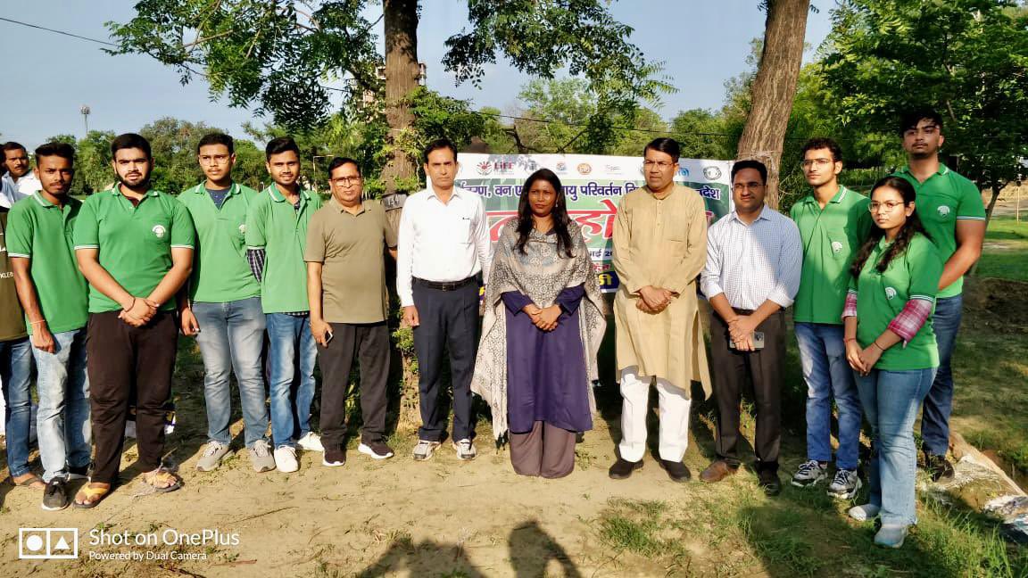 ashwinityagibjp's tweet photo. आज मेरठ में पर्यावरण,वन एवं जलवायु परिवर्तन विभाग, उत्तर प्रदेश द्वारा आयोजित वन महोत्सव में सहभागिता कर पौधरोपण किया।
साथ में मेरठ मंडलायुक्त श्रीमती @jselvakumari जी,डॉ॰ धर्मवीर सिंह जी सेनानायक छठी वाहिनी पीएसी मेरठ एवं डी॰एफ॰ओ श्री @rkm_dce जी भी उपस्थित रहे।#upforestup #VanMahotsavWeek #meerut