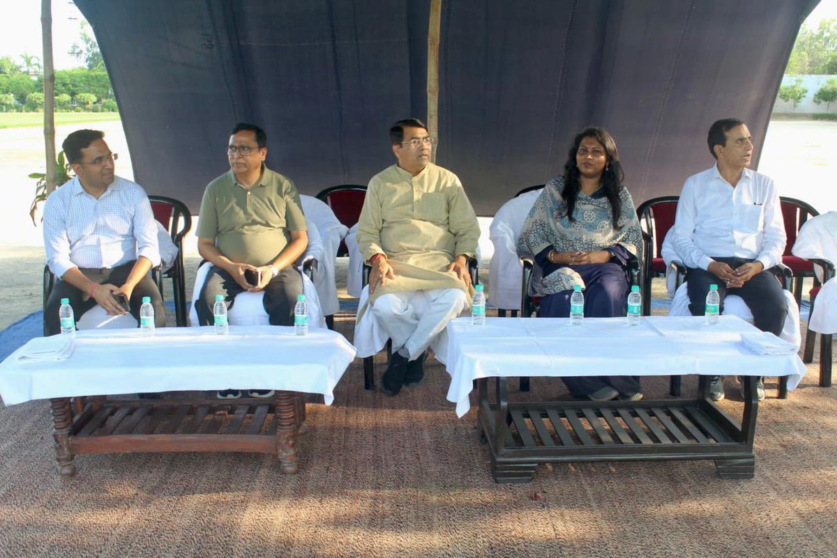 ashwinityagibjp's tweet photo. आज मेरठ में पर्यावरण,वन एवं जलवायु परिवर्तन विभाग, उत्तर प्रदेश द्वारा आयोजित वन महोत्सव में सहभागिता कर पौधरोपण किया।
साथ में मेरठ मंडलायुक्त श्रीमती @jselvakumari जी,डॉ॰ धर्मवीर सिंह जी सेनानायक छठी वाहिनी पीएसी मेरठ एवं डी॰एफ॰ओ श्री @rkm_dce जी भी उपस्थित रहे।#upforestup #VanMahotsavWeek #meerut