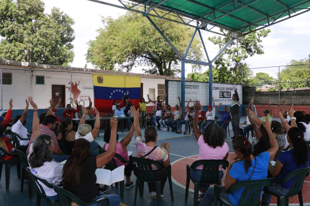 Manueljuventud2's tweet photo. ¡Hagamos letra viva los alcances obtenidos desde nuestra @asamblea_ven!

Nos vinimos a la comuna Manuelita Sáenz del municipio Francisco Linares Alcántara para debatir y reflexionar junto al Poder Popular, los aspectos legales de la Reforma de Ley Orgánica de los Consejos Comunales. 

Esta ley tiene por objeto regular la constitución, conformación, organización y funcionamiento de los consejos comunales como instancia de participación para el ejercicio directo de la soberanía popular y su relación con entes y órganos del Poder Público.

¡Vamos por buen camino!

 #ParlamentarismoDeCalle