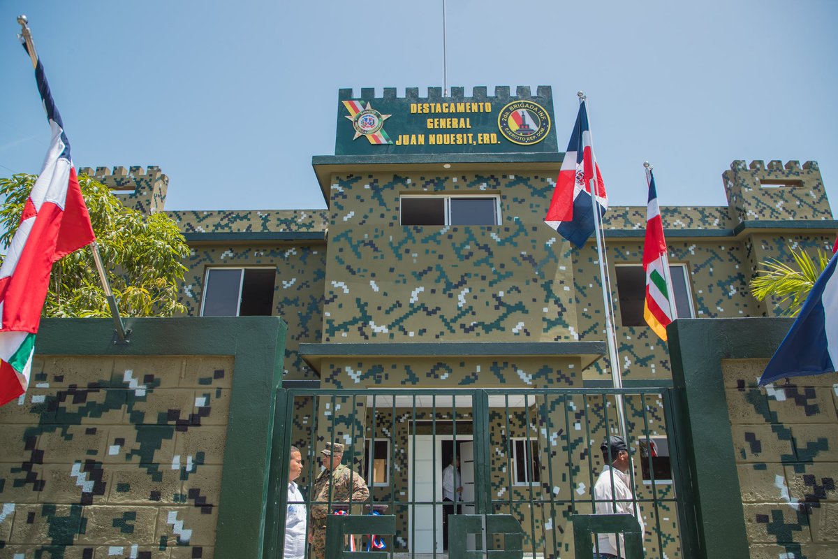 PresidenciaRD's tweet photo. Iniciando su agenda de trabajo en #PuertoPlata, el presidente @LuisAbinader dejó inaugurado el Destacamento General Juan Nouesit de la segunda brigada de infantería del @EjercitoRD.

📍#Imbert https://t.co/jpuFhc15pz