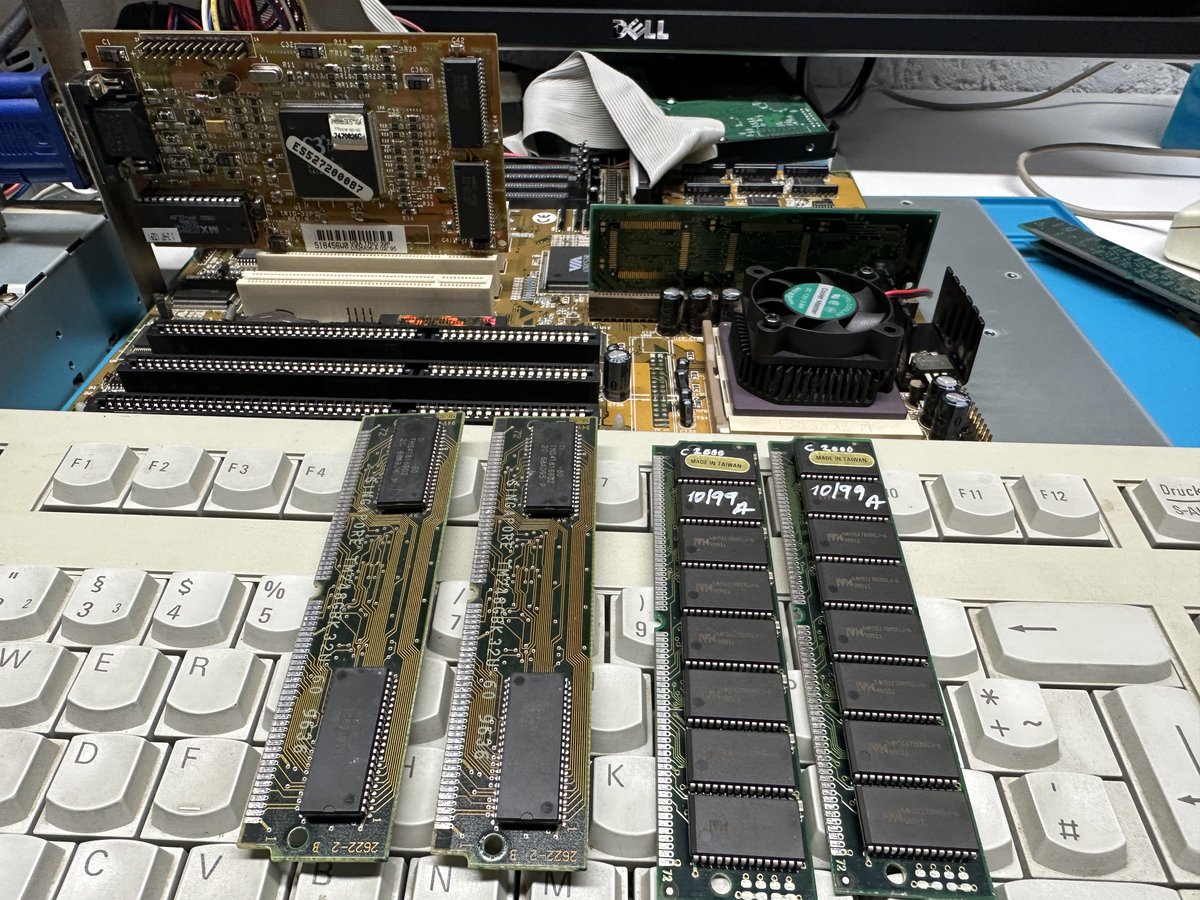 duke_cpu's tweet image. #RetroPC #RAM
The most strange thing happens on this motherboard using those two different 60ns EDO 72 pin SIMM memory modules! The left pair (16MB 87MB/s) is faster than the right one (32MB, 58MB/s) but combining them brings a huge boost in all benchmarks (153MB/s). Why?