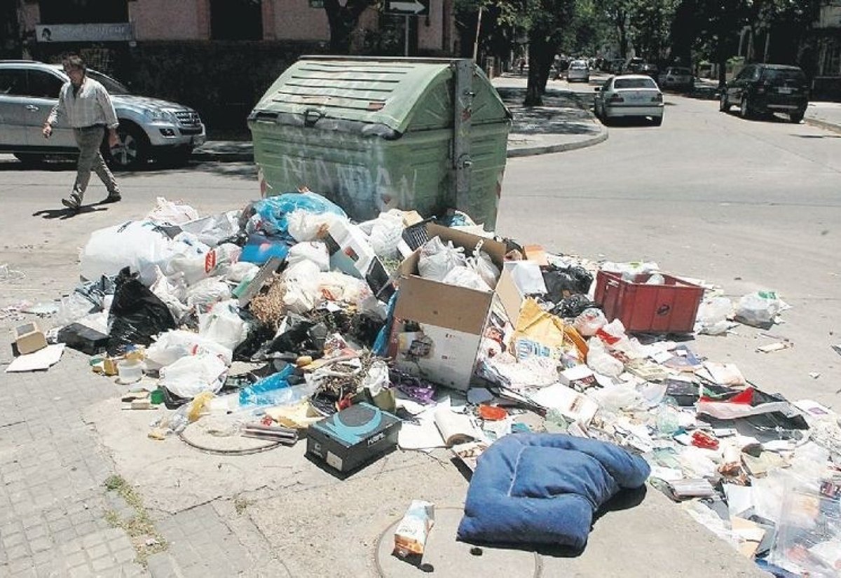 Hice la pregunta sobre la basura y 80 mil personas reaccionaron. Un tema que preocupa a todos. Cómo resolver la situación? La IMM sola puede. Creo que no, hay muchos temas sociales y de educación. Se precisa una solución integral. Como dicen los ingleses, “Get involved”.