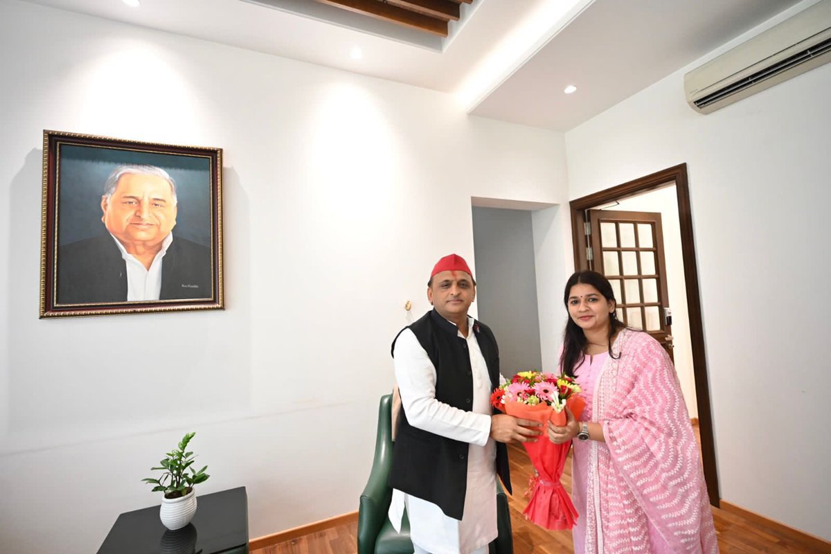 आज माननीय राष्ट्रीय अध्यक्ष श्री अखिलेश यादव जी को कार्यालय जाकर पुष्पगुच्छ भेंट कर जन्मदिन की बधाई दी….