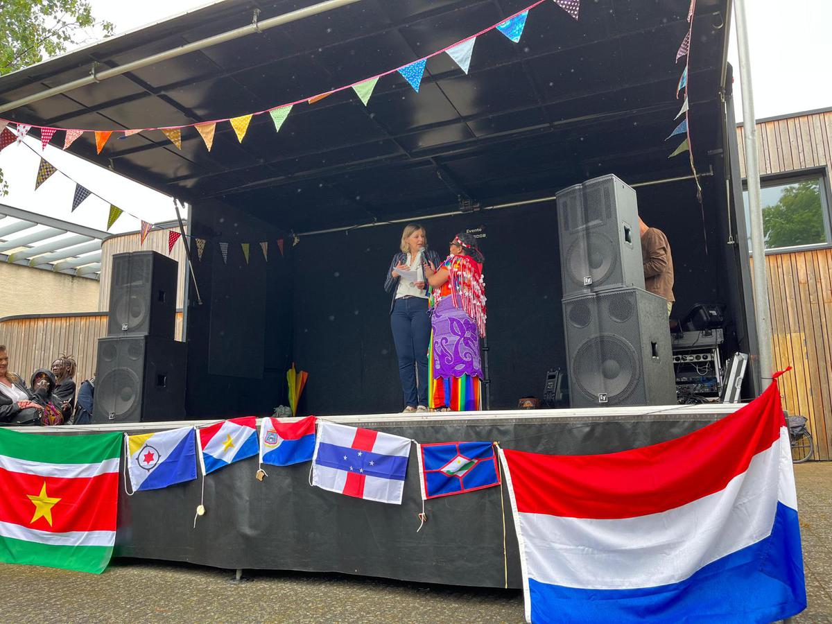 Keti Koti: we herdenken en vieren de afschaffing van de slavernij in Suriname en het Caribisch gebied 150 jaar geleden. Locoburgemeester Annemieke Messelink-Dijkstra: Door begrip te hebben voor elkaars achtergronden kunnen we samen bouwen aan een sterke en inclusieve samenleving.