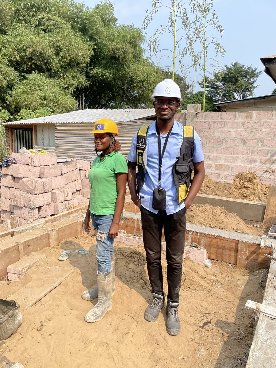 NDJOKU_19's tweet photo. #RDC: Elle s’appelle KEVINE, diplômée en Électricité..
Mère d’un enfant âgé de 8 ans, Elle fait le TT dans un De nos Chantiers à Kinshasa pour Survivre.
Un mot pour elle Svp #Octo_Design
@Rita_Masengo
@DeniseNyakeru
@TinaSalama2
@central_sage
@FondationDNT
#Tongw_Etani📍 https://t.co/7x5zHYnSfc