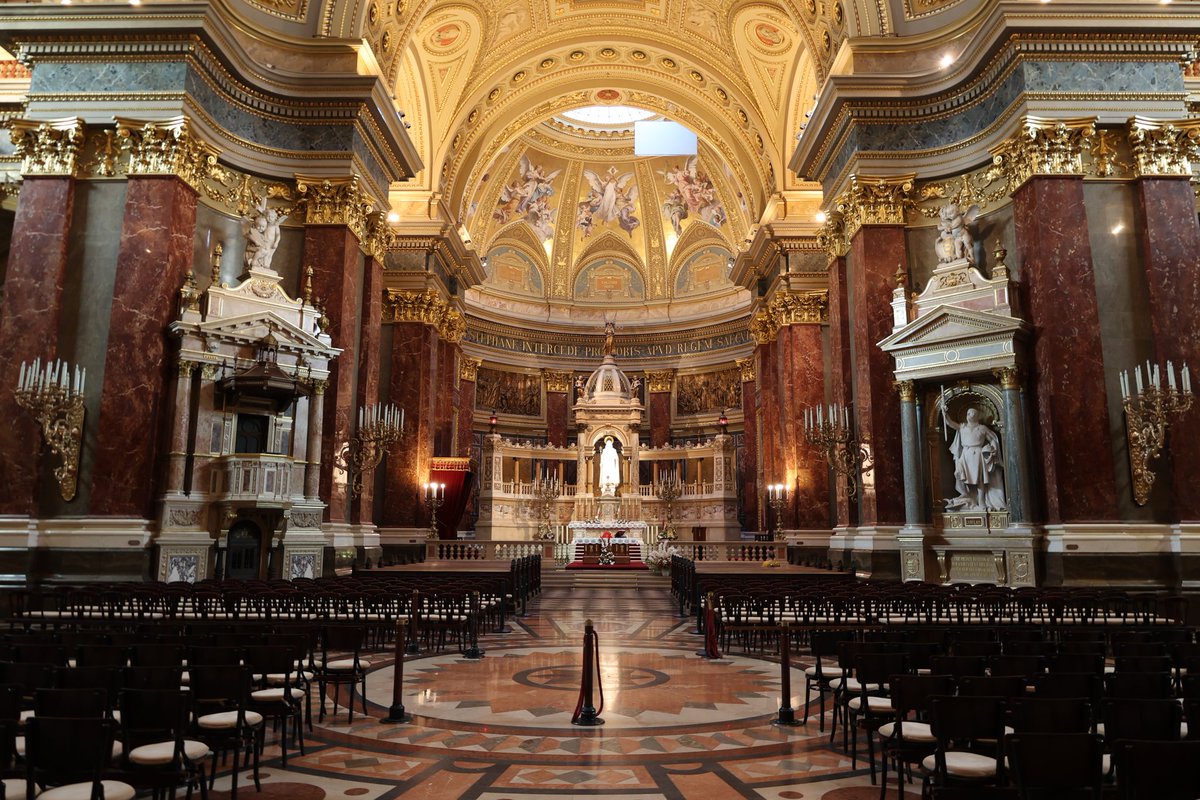 MachielLock's tweet photo. #Boedapest, Sint-Stefanusbasiliek (1851-1905). De #basiliek is vernoemd naar #Stefanus I (ca. 975 - 1038), de eerste koning van Hongarije. Hij wilde van #Hongarije een christelijke natie maken. Dat lukte uiteindelijk voor een groot deel. Foto's: Daniël Lock, afgelopen woensdag. https://t.co/WW6H45EV0j