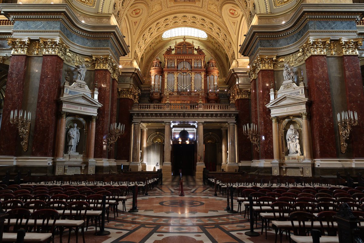 MachielLock's tweet photo. #Boedapest, Sint-Stefanusbasiliek (1851-1905). De #basiliek is vernoemd naar #Stefanus I (ca. 975 - 1038), de eerste koning van Hongarije. Hij wilde van #Hongarije een christelijke natie maken. Dat lukte uiteindelijk voor een groot deel. Foto's: Daniël Lock, afgelopen woensdag. https://t.co/WW6H45EV0j