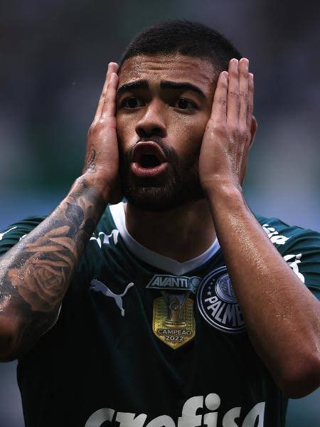 Palestra_News_'s tweet photo. 🚨| Bruno Tabata está INSATISFEITO no Palmeiras.

O meia acredita que ele deveria ser TITULAR na vaga de Raphael Veiga na equipe Alviverde.

🗞 Canal do Facincani (YouTube) https://t.co/CzTXnifynA