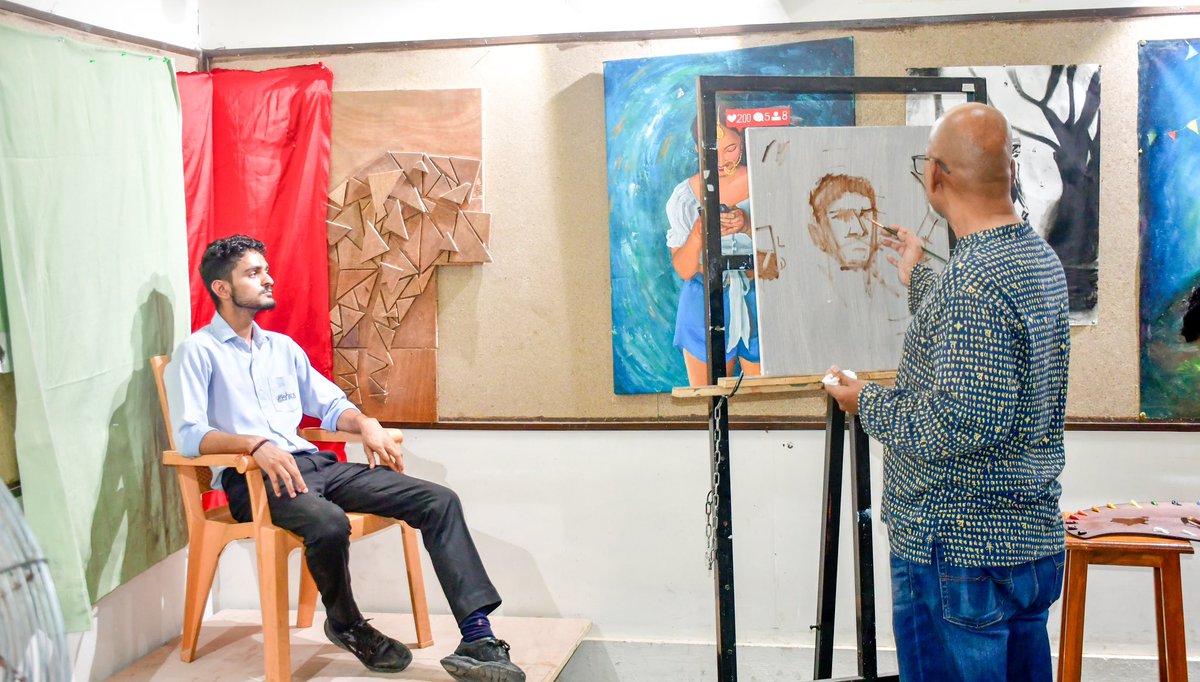 gehudehradun's tweet photo. Department of Visual Arts, @GraphicEraHill, Dehradun organised a #Value_Added_Course on #Art_of_Portrait_Painting.

An #interactive_session on Portraiture in Oil and Pastel was conducted by @vilastonape, who is an eminent artist cum Professor @Methodist_University, @USA. https://t.co/GBfc7IUaHJ