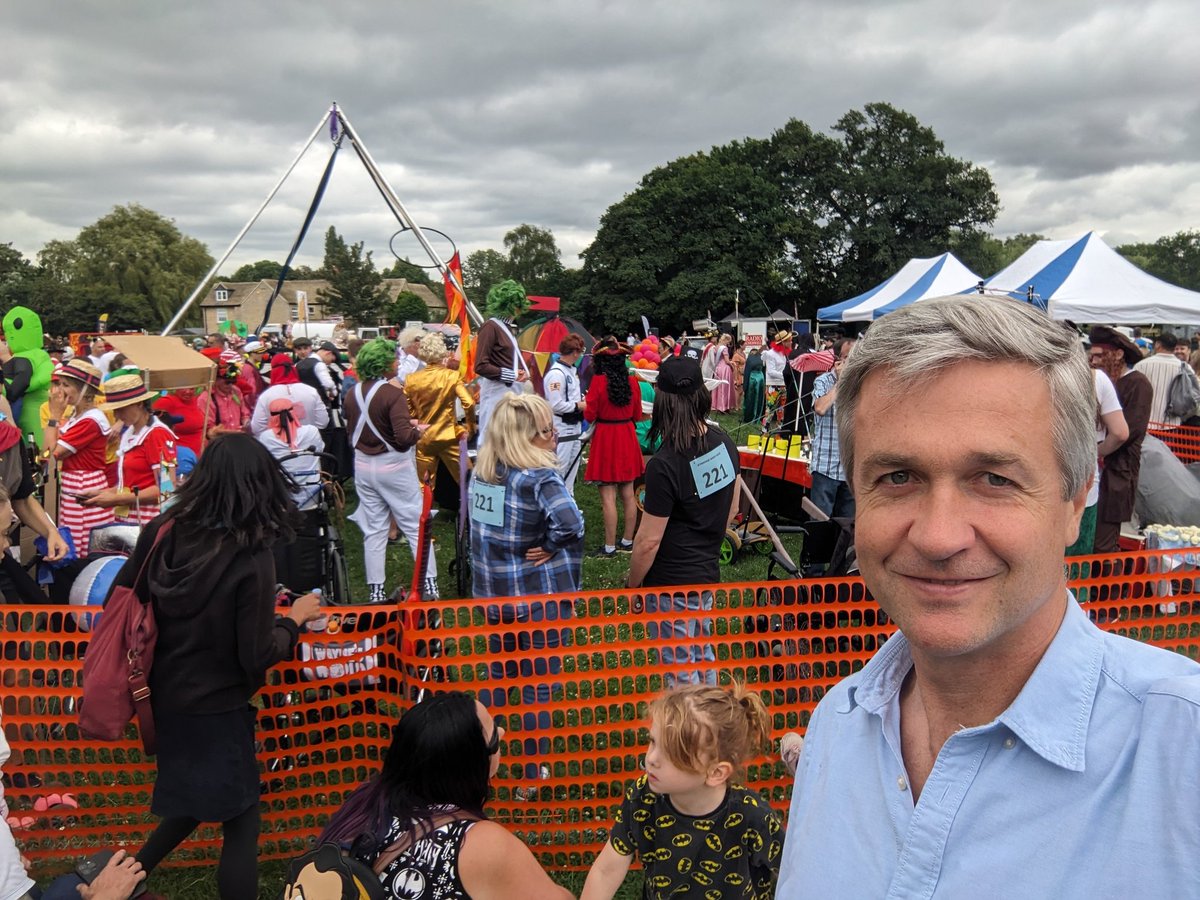 rbrharrison's tweet photo. Great morning in #Bladon and #Woodstock with @robertcourts and local Conservatives, then a moment's reflection at Winston Churchill's grave in Bladon, and a visit to #Eynsham Carnival with some impressive fancy dress https://t.co/XLel4FjbYs