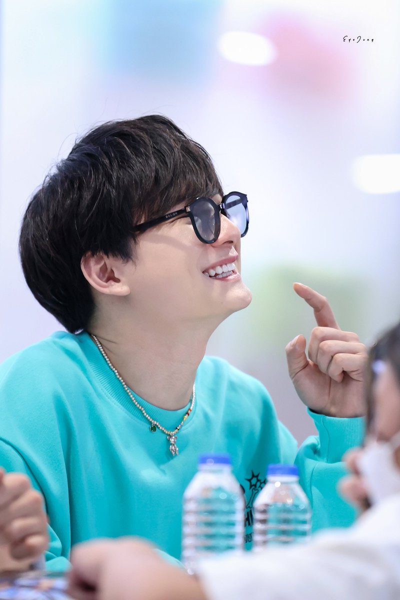 everyday__youu's tweet photo. สิ่งนี้น่ารัก ✨

#KristPerawat
#GawinKristxYBOOKFAIR6
#YBOOKFAIR6 https://t.co/Mp0xY3ui9A