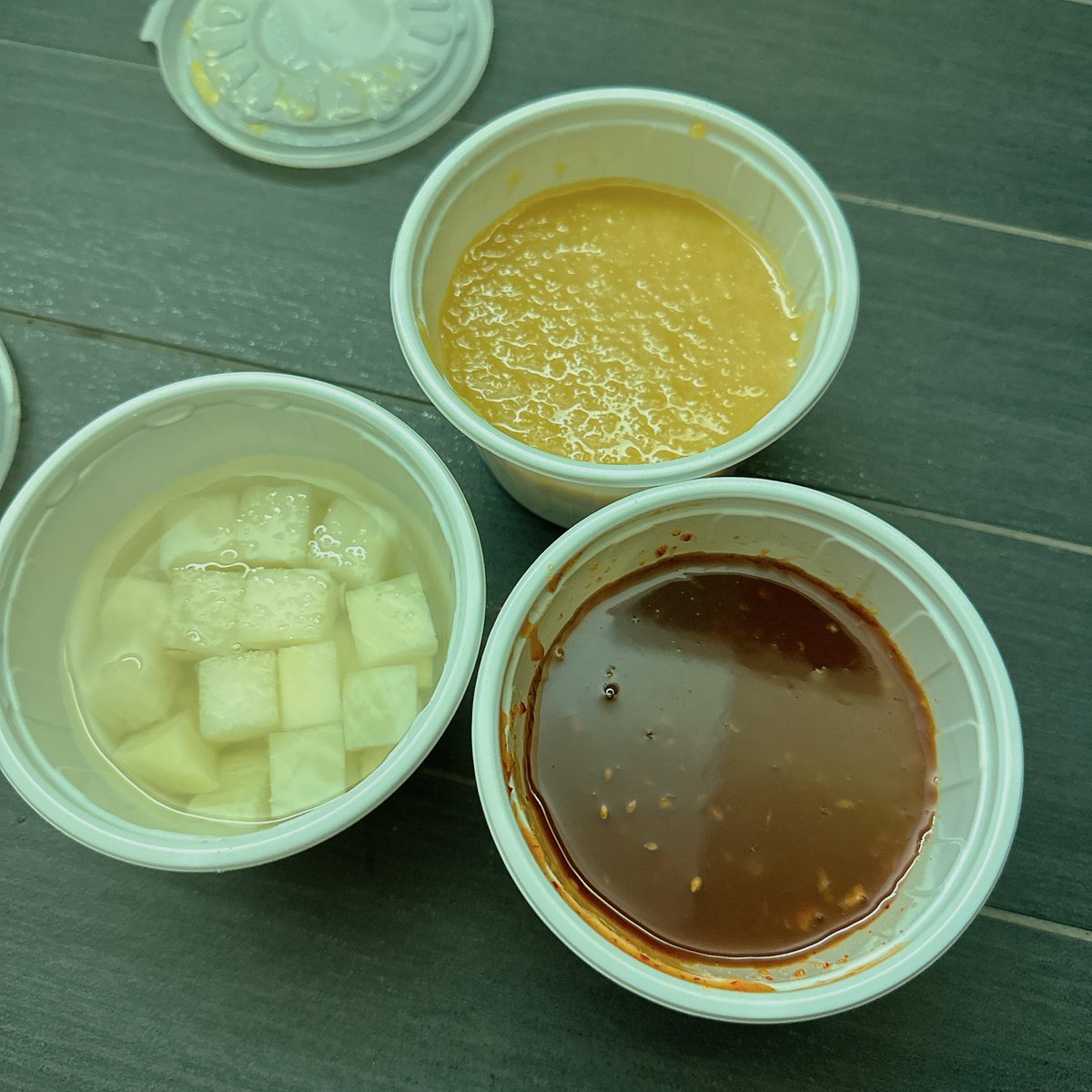 coldvrew's tweet photo. 소스는 따로 담아주셨다. 치킨무 엄청 오랜만이었음 https://t.co/16qohI3VC8