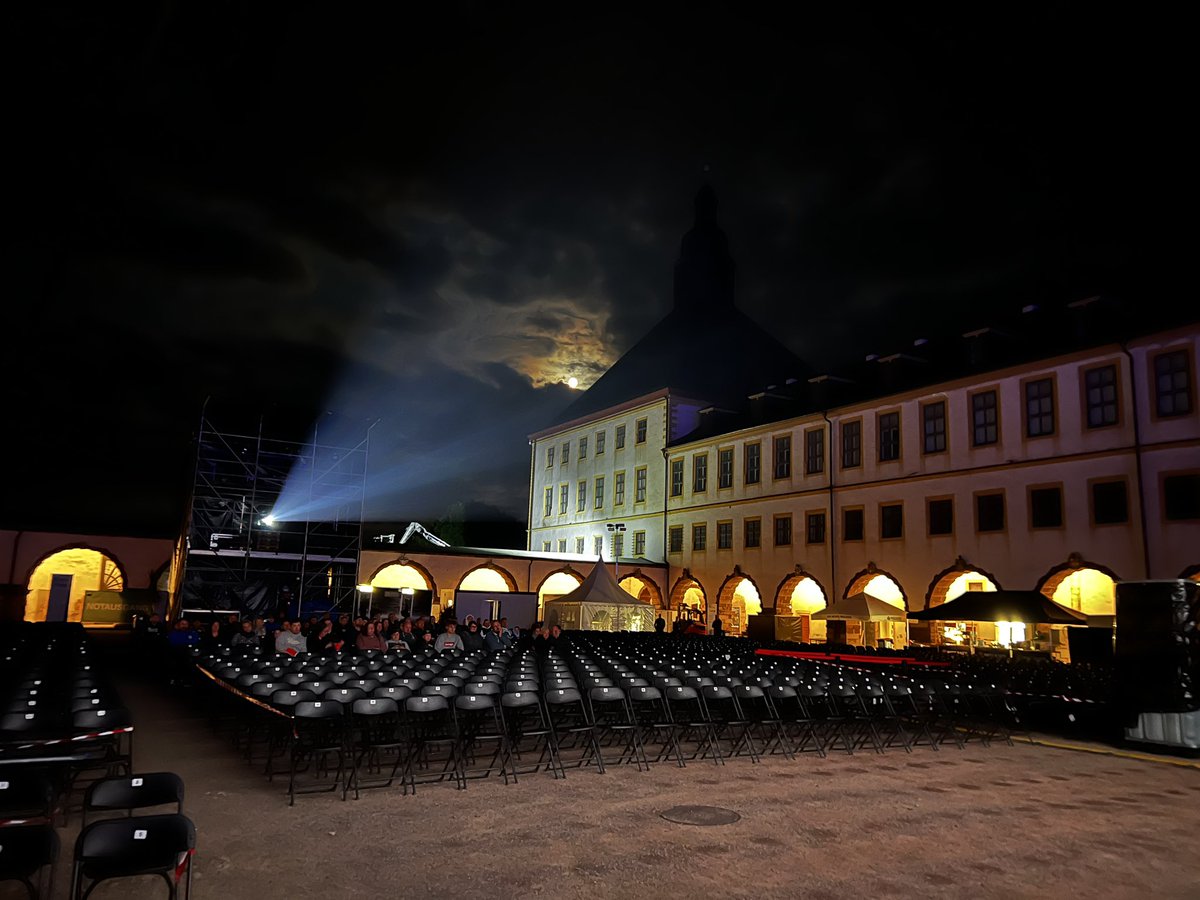Kinofutzi's tweet photo. Noch einmal von der anderen Seite, sogar mit einem schüchternen Mond. Nebenbei Tweet ich das nur dank @TramFauli, da er das Thema interessant findet (denke ich) und geschrieben hat, dass ich ruhig dazu was Tweeten sollte 🙈 https://t.co/m5ZEFJWVlb