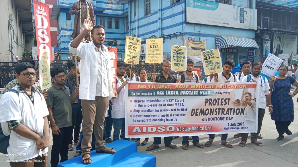 trineshmondal's tweet photo. Protest demonstration against NExT infront of Medical College, Kolkata by AIDSO WB state medical unit.

#NONEXTFOR2019BATCH #MedTwitter #CANCELNEXT #NEXTEXAM
@NMC_IND @MoHFW_INDIA 
@mansukhmandviya @ANI @PMOIndia https://t.co/Coi7LMYctj