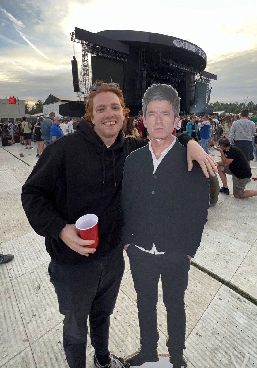 OasisMania's tweet photo. Noel Gallagher at Liam’s gig last night 😂

📷 stubru https://t.co/EWEHoI3d4V