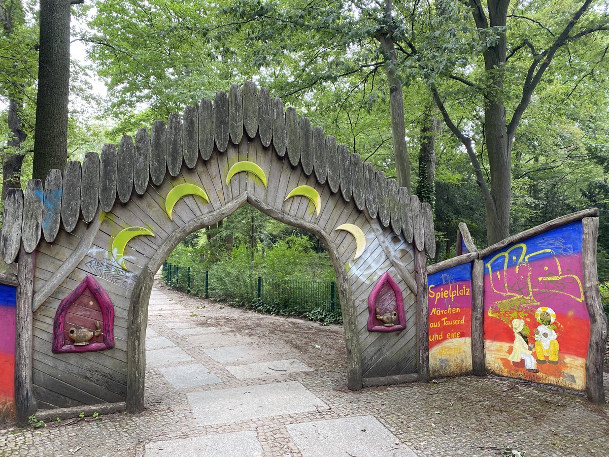anniepfeifer's tweet photo. Brb just hanging out at a postcolonial playground called 1001 nights https://t.co/oFs3tS6ggv