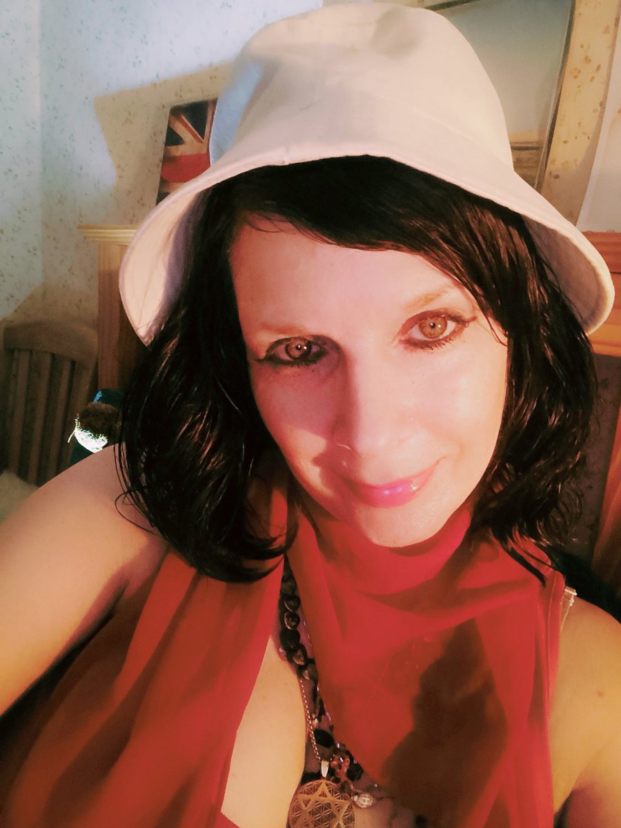 lorraine_warde's tweet photo. #happyweekend everybody ☀️☀️☀️ I'm #lorrainewardmodelnorwich &amp; I have #blueeyes but when I #seered like I did #yesterday on my #instagram &amp; #fbprofiles my #eyeclour changes 👽👽👽 my eyes are #green on  my #TwitterProfie #photo &amp; they look #brown #hazzel in last night's #selfies https://t.co/duSI0NmEcE